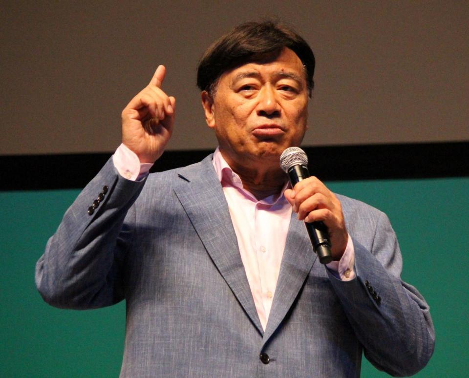 　真剣な表情で話す夢グループの石田重廣社長