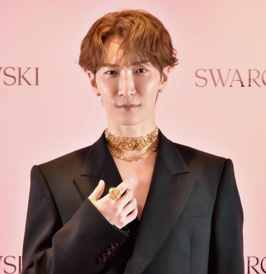 　こだわりのアクセサリーを披露する渡辺翔太