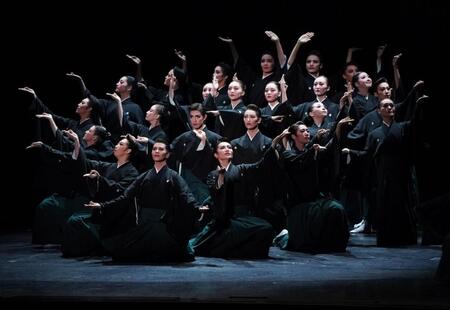 　記念奉舞を行う出演者ら（撮影・高部洋祐）