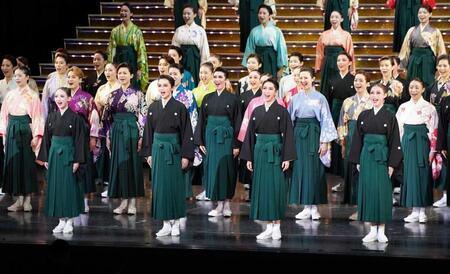 　フィナーレで合唱する（前列左から）詩ちづる、暁千星、桜木みなと、春乃さくら