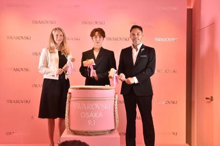 　関係者とともに鏡開きを行ったＳｎｏｗ　Ｍａｎ・渡辺翔太（中央）