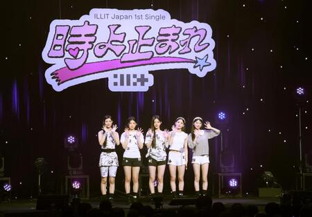 　ポーズを決める（左から）ＩＬＬＩＴのＹＵＮＡＨ、ＷＯＮＨＥＥ、ＭＩＮＪＵ、ＩＲＯＨＡ、ＭＯＫＡ（撮影・石井剣太郎）