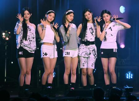 　ポーズを決める（左から）ＩＬＬＩＴのＭＩＮＪＵ、ＩＲＯＨＡ、ＭＯＫＡ、ＹＵＮＡＨ、ＷＯＮＨＥＥ（撮影・石井剣太郎）