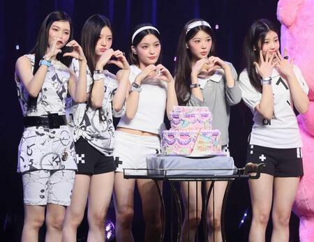 　日本デビューを祝うＩＬＬＩＴ（撮影・石井剣太郎）