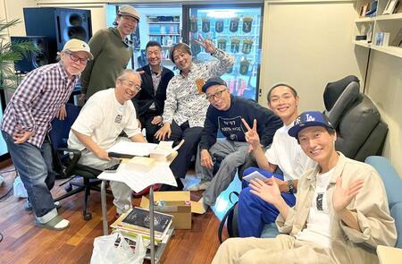 　所ジョージ（左から６人目）が書き下ろした「ここに居ようよ」のレコーディングを行う純烈の酒井一圭（同５人目）、白川裕二郎（同７人目）、後上翔太（右端）