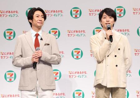 　発表会に登場した相葉雅紀と櫻井翔（撮影・佐々木彰尚）