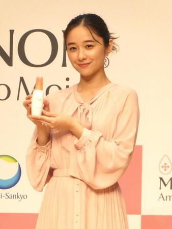 　写真に応じる堀田真由