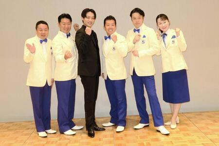 　松竹新喜劇に初出演する辰巳ゆうと（左から３人目）と藤山扇治郎（右から３人目）ら新喜劇の面々