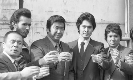 ドラマ「太陽にほえろ！」のロケ現場で、石原裕次郎さん（左から３人目）ら出演者と写真に納まる露口茂さん（右端）