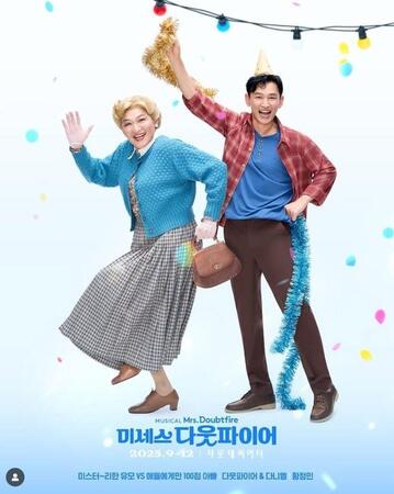 ミュージカル「ミセス・ダウトファイア」の公式インスタグラム＠ｍｒｓ．ｄｏｕｂｔｆｉｒｅ＿ｍｕｓｉｃａｌ＿ｋｒより　ファン・ジョンミン扮するダウトファイア（左）