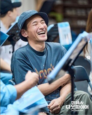 ミュージカル「ミセス・ダウトファイア」の公式インスタグラム＠ｍｒｓ．ｄｏｕｂｔｆｉｒｅ＿ｍｕｓｉｃａｌ＿ｋｒより　稽古中、笑顔を見せるファン・ジョンミン