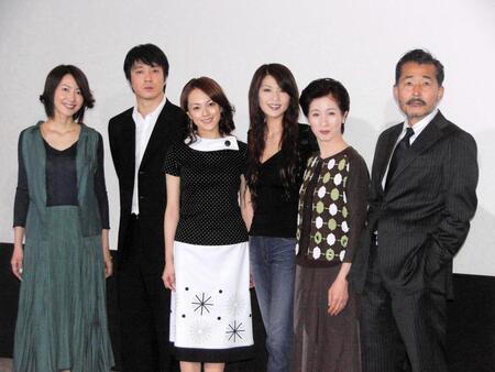 ドラマ「汚れた舌」の試写会に登場した加藤浩次、飯島直子ら＝２００５年撮影