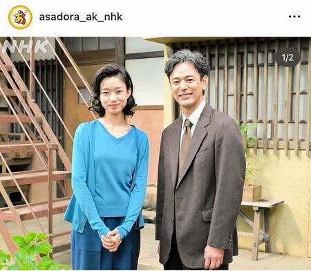 急接近した蘭子と八木のオフショット。あんぱん公式インスタグラム＠ａｓａｄｏｒａ＿ａｋ＿ｎｈｋより