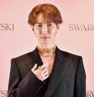 　こだわりのアクセサリーを披露する渡辺翔太