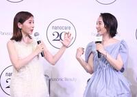 　篠原ともえ（右）と話す田中みな実（撮影・石井剣太郎）