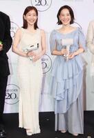 　ほほ笑む田中みな実（左）と篠原ともえ（撮影・石井剣太郎）