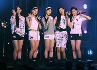 　ポーズを決める（左から）ＩＬＬＩＴのＭＩＮＪＵ、ＩＲＯＨＡ、ＭＯＫＡ、ＹＵＮＡＨ、ＷＯＮＨＥＥ（撮影・石井剣太郎）