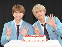 　誕生日ケーキに喜ぶ塩﨑太智（左）と加藤大悟（撮影・伊藤笙子）