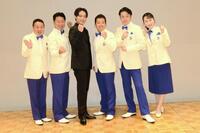 　松竹新喜劇に初出演する辰巳ゆうと（左から３人目）と藤山扇治郎（右から３人目）ら新喜劇の面々