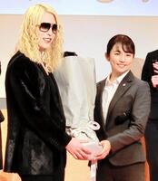 伝説のホストから花束を贈られる木村文乃＝２０２０年撮影
