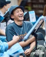 ミュージカル「ミセス・ダウトファイア」の公式インスタグラム＠ｍｒｓ．ｄｏｕｂｔｆｉｒｅ＿ｍｕｓｉｃａｌ＿ｋｒより　稽古中、笑顔を見せるファン・ジョンミン