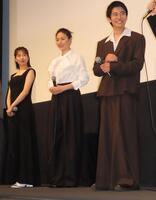 映画「見はらし世代」の舞台あいさつに出席した（左から）木竜麻生、井川遥、黒崎煌代