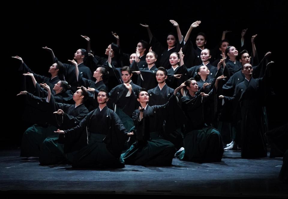 　記念奉舞を行う出演者ら（撮影・高部洋祐）