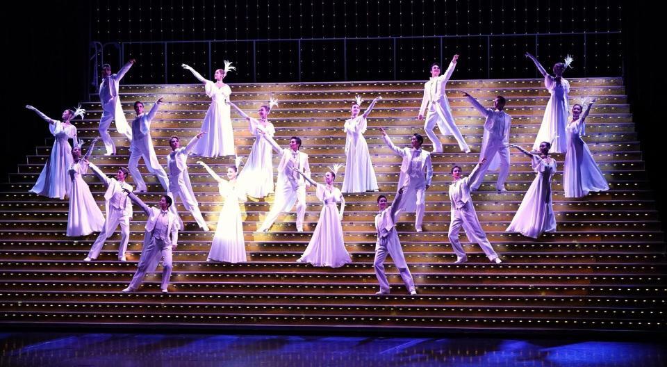 　大階段の上で輝きを放つ出演者ら（撮影・高部洋祐）