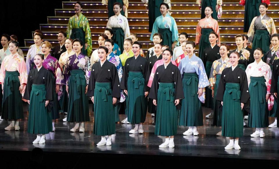 　フィナーレで合唱する（前列左から）詩ちづる、暁千星、桜木みなと、春乃さくら