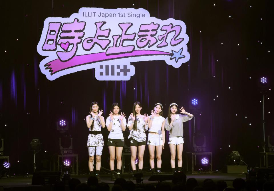 　ポーズを決める（左から）ＩＬＬＩＴのＹＵＮＡＨ、ＷＯＮＨＥＥ、ＭＩＮＪＵ、ＩＲＯＨＡ、ＭＯＫＡ（撮影・石井剣太郎）