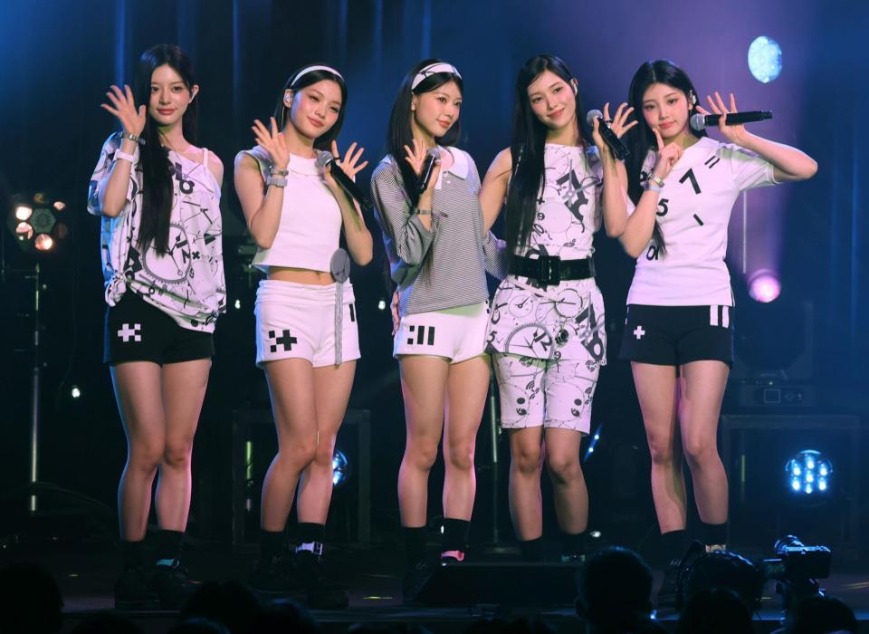 　ポーズを決める（左から）ＩＬＬＩＴのＭＩＮＪＵ、ＩＲＯＨＡ、ＭＯＫＡ、ＹＵＮＡＨ、ＷＯＮＨＥＥ（撮影・石井剣太郎）