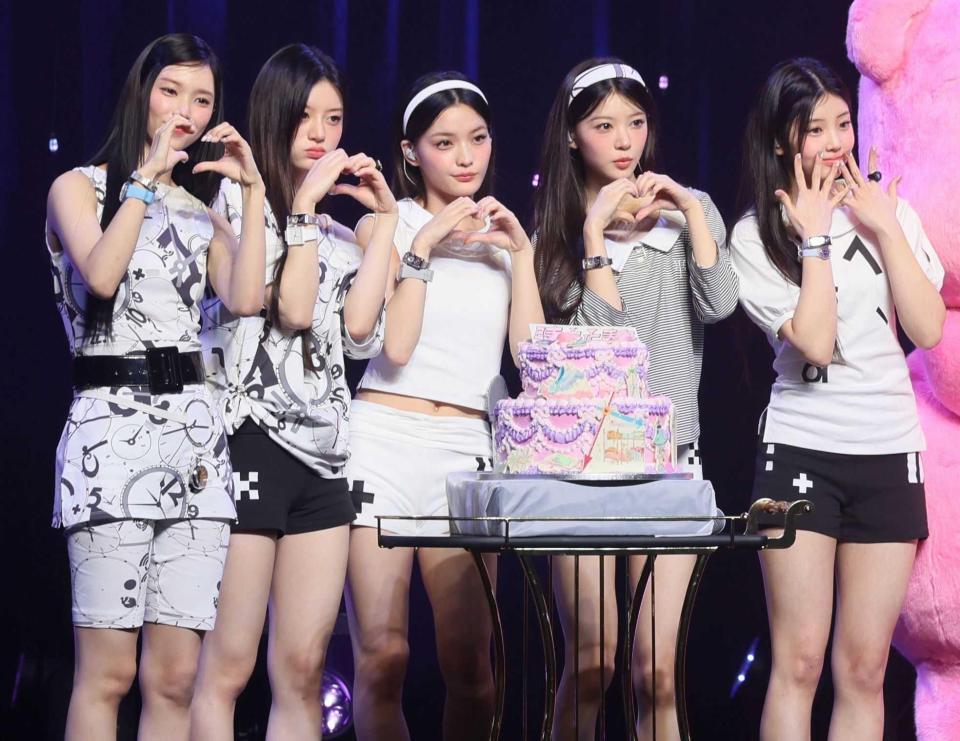 　日本デビューを祝うＩＬＬＩＴ（撮影・石井剣太郎）