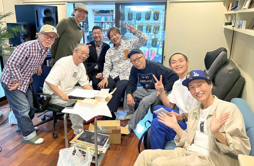 　所ジョージ（左から６人目）が書き下ろした「ここに居ようよ」のレコーディングを行う純烈の酒井一圭（同５人目）、白川裕二郎（同７人目）、後上翔太（右端）