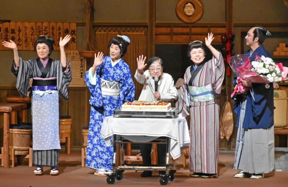 　舞台上で誕生日ケーキを贈られた石井ふく子氏（中央）。左から熊谷真実、高島礼子、藤山直美、金子昇