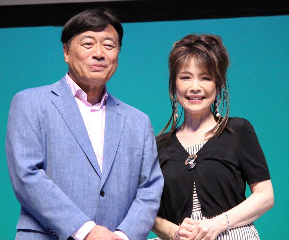 　笑顔を見せる夢グループの石田重廣社長（左）と保科有里