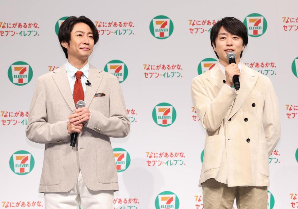 　発表会に登場した相葉雅紀と櫻井翔（撮影・佐々木彰尚）