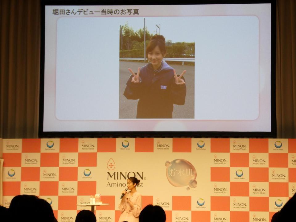 　デビュー当時の写真について話す堀田真由