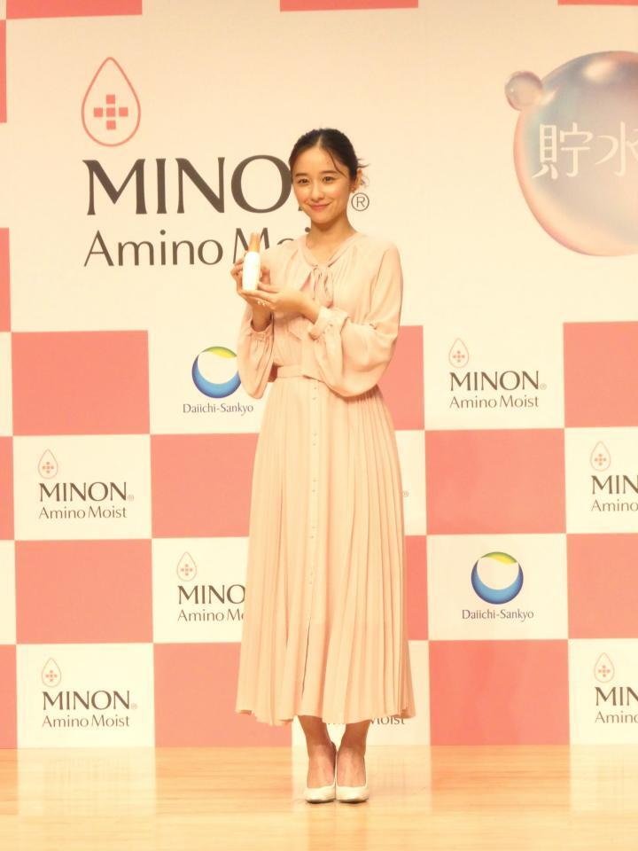 　写真に応じる堀田真由