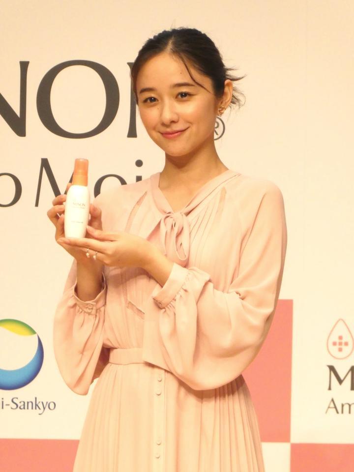 　写真に応じる堀田真由