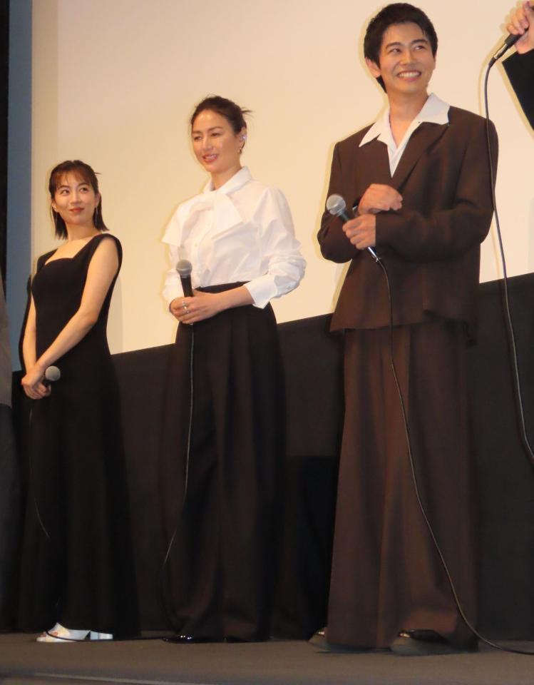 映画「見はらし世代」の舞台あいさつに出席した（左から）木竜麻生、井川遥、黒崎煌代