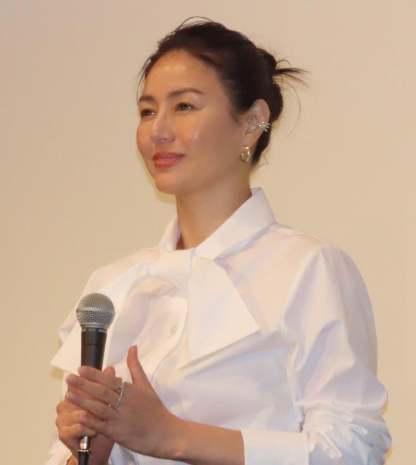 映画「見はらし世代」の舞台あいさつに出席した井川遥