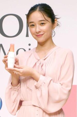 　写真に応じる堀田真由＝都内