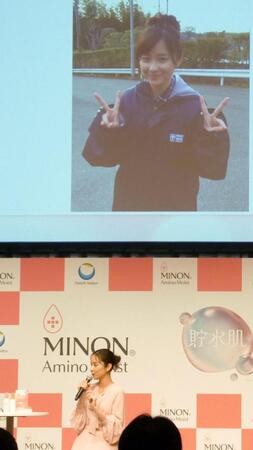 デビュー当時の写真に赤面する堀田真由