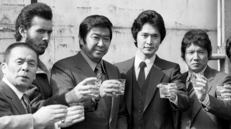 　ドラマ「太陽にほえろ！」のロケ現場で（左から）下川辰平さん、木之元亮、石原裕次郎さん、沖雅也さんと乾杯する露口茂さん（右端）