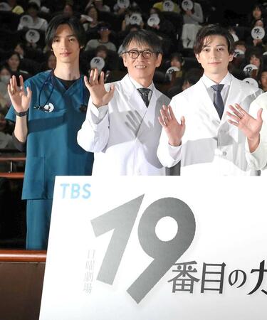 　日曜劇場「１９番目のカルテ」スペシャル舞台あいさつに登場した清水尋也容疑者（左端）＝７月