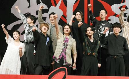 　映画「東京リベンジャーズ」のイベントに出席した清水尋也容疑者（後列右端）＝２３年６月