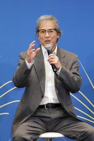 　テレ東系ドラマ９「コーチ」に出演する唐沢寿明（©「コーチ」製作委員会）