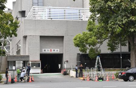 　警視庁の前に多くの報道陣（撮影・持木克友）