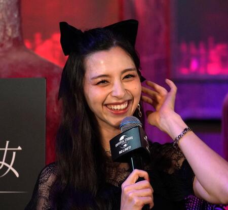 　インタビューに答える中条あやみ（撮影・高部洋祐）