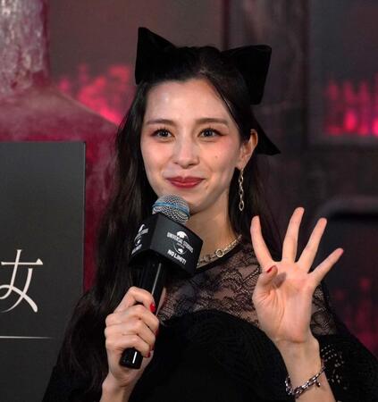 　インタビューに答える中条あやみ（撮影・高部洋祐）